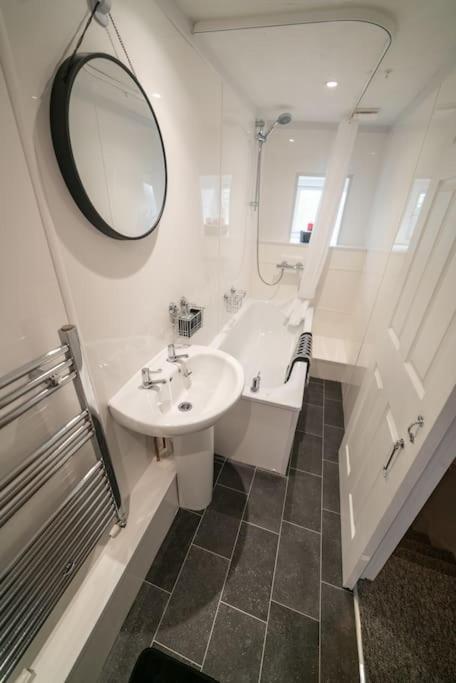 2 Bed Sleeps 4 Central Haverfordwest Town House Exterior foto